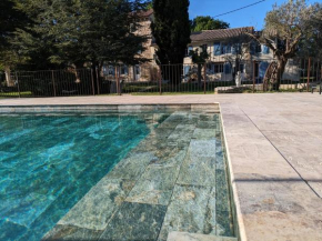 Mas de la Roule, 4 studios, piscine chauffée, studio SPA, parc 2 ha, Pont d'Avignon à pied